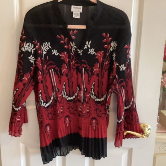 Bon Worth Tops - EUC Bon Worth Brand Black and Red Flora Crepe Blouse Size M